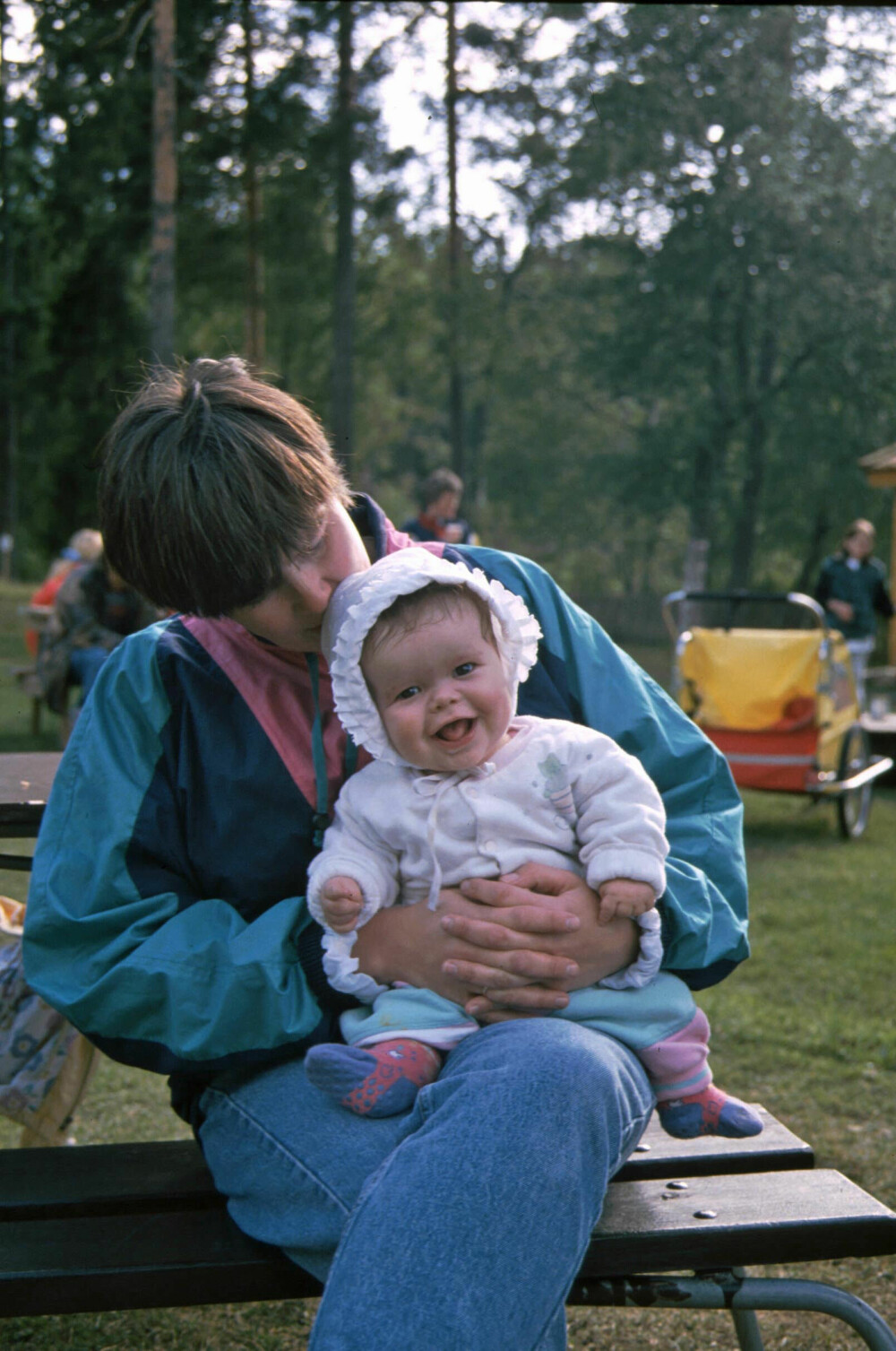 <b>MAMMA:</b> Her sitter en lykkelig Åsne på mamma Mays fang. Familien feirer sankthansaften på Frambu.
