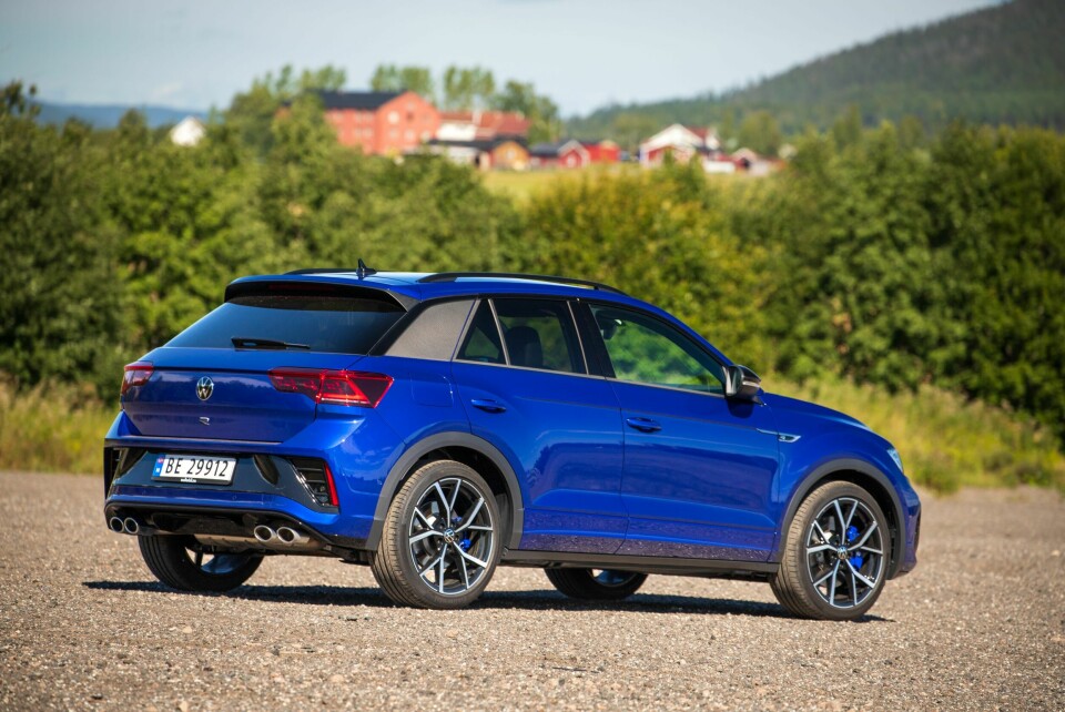 FREKK: Sterk blåfarge og fire eksosrør melder om at dette er noe mer enn en snill kompakt-SUV.