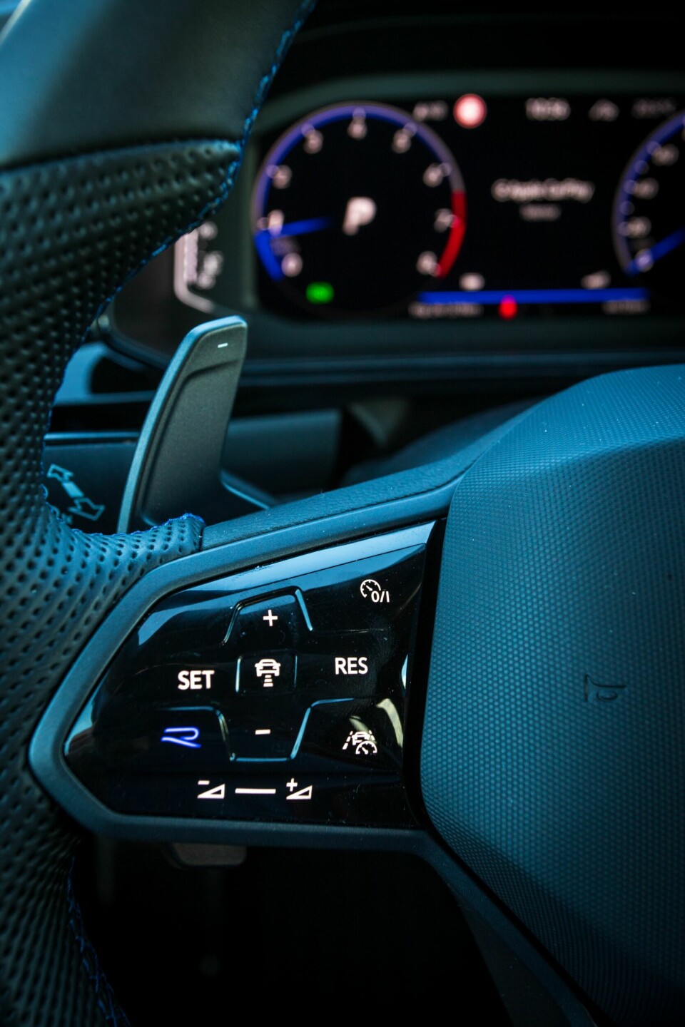 JA TAKK: Motorkarakteren innbyr til å bruke hendlene bak rattet for å gire manuelt.