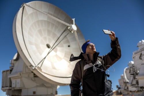 <b>66 ANTENNER:</b> Dette er en av de 66 parabol-lignende antennene som står spredt utover  ørkenområdet i Andesfjellene. Mannen som tar en selfie er den amerikanske astronomen Tristan Ashton.  