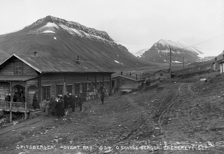 <b>ENKLE KÅR:</b> «Hovedgaten» i Longyearbyen. Bildet er fra rundt år 1900.