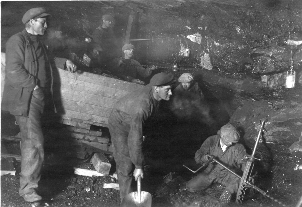 <b>1918:</b> Arbeidsforholdene i gruvene på Svalbard tidlig på 1900-tallet var beintøffe. Bildet er fra Kings Bay Kull Compagni sin gruvedrift på Svalbard. 