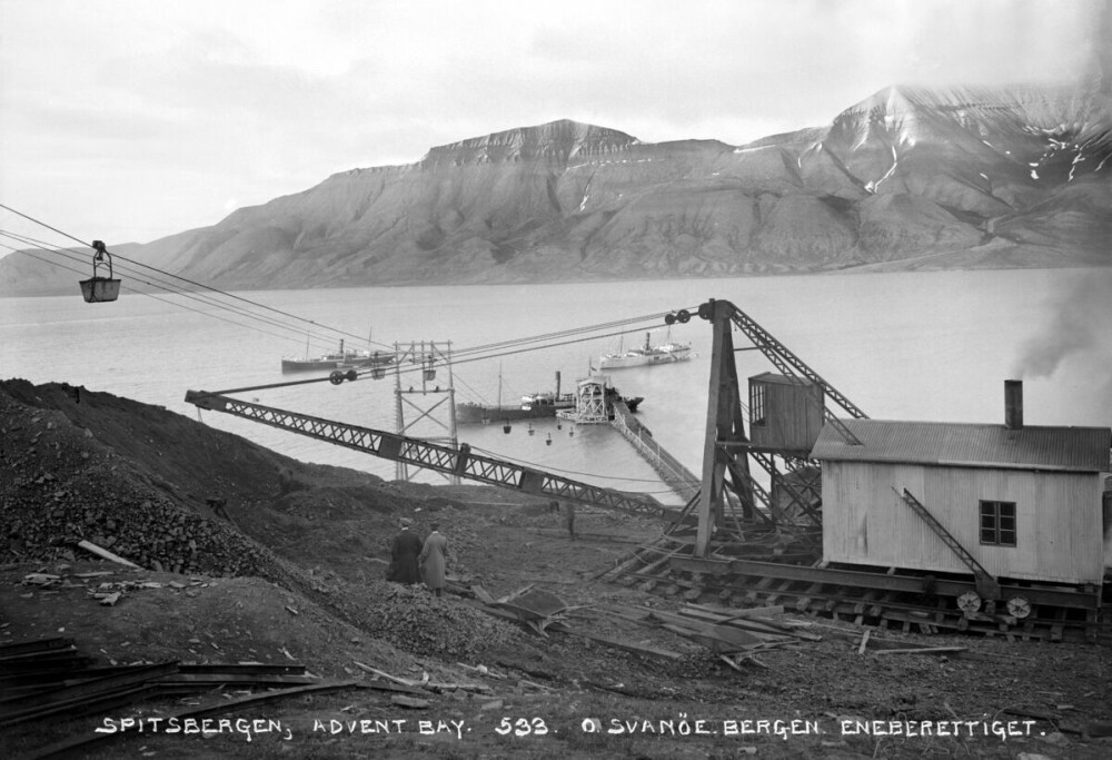 <b>FORJETTET LAND:</b> For mange fattige arbeidere var Svalbard det forjettede land tidlig på 1900-tallet. Bildet viser Advent­fjorden rundt år 1900. 