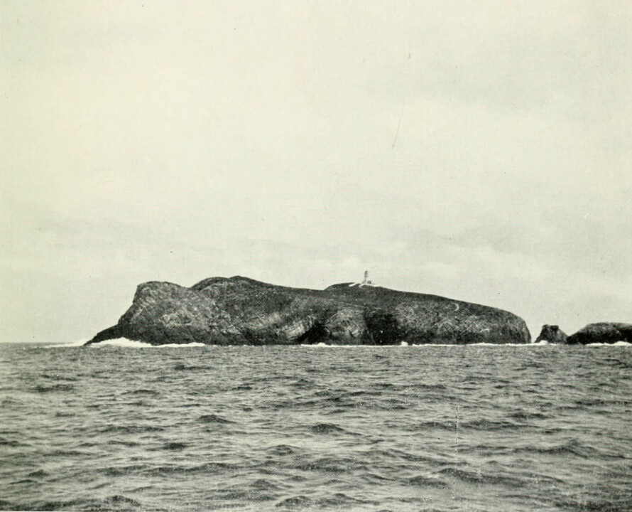 ENSOMT: Eilean Mor-fyret fotografert 12 år etter den mystiske forsvinningen. Å ta seg i land var tilnærmet umulig.