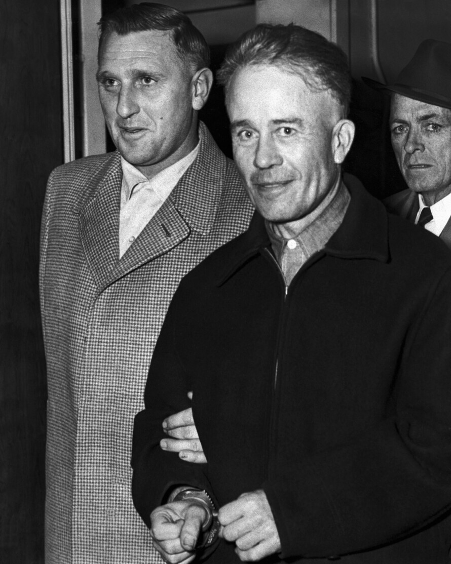 GAL: Ed Gein i håndjern. Han smilte alltid slik, om han fortalte eventyr til barn eller tilsto gravskjending og drap.