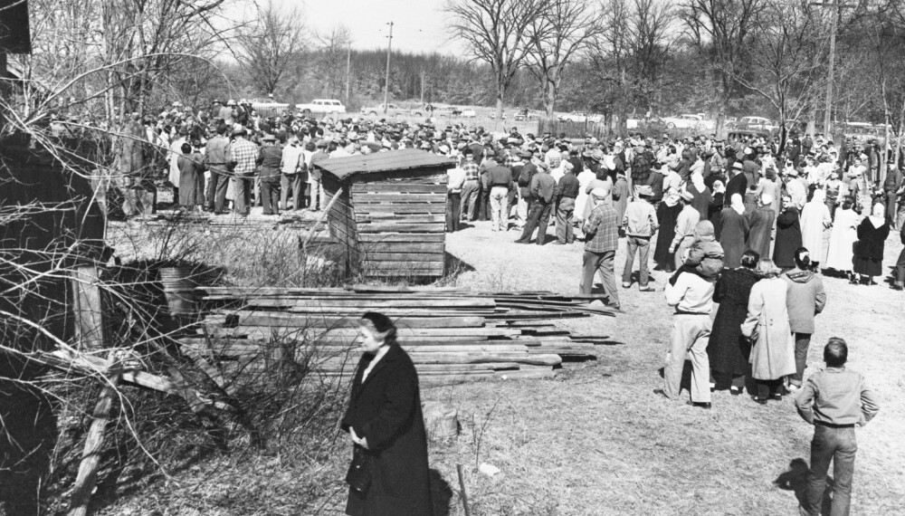 AUKSJON: Gården til Ed Gein ble auksjonert bort i 1958 og rundt 2000 mennesker strømmet til for å se. Huset var imidlertid nedbrent, trolig påtent av folk fra stedet som ikke likte hvordan åstedet ble gjort til et sirkus.