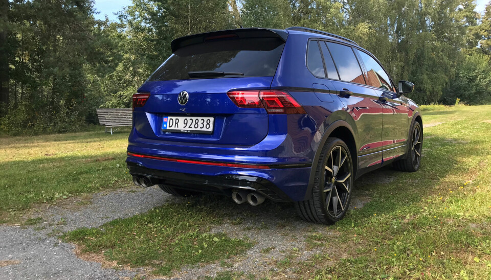 STØRRE: Samme motor, kjørekarakter og blåfarge kan også fås med den større VW Tiguan R.