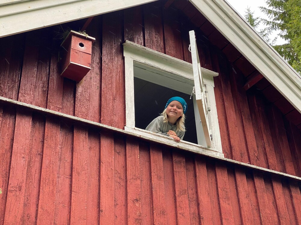 Ingeli er blitt et skikkelig naturbarn etter at foreldrene kjøpte hytta i 2019. Foto: Privat