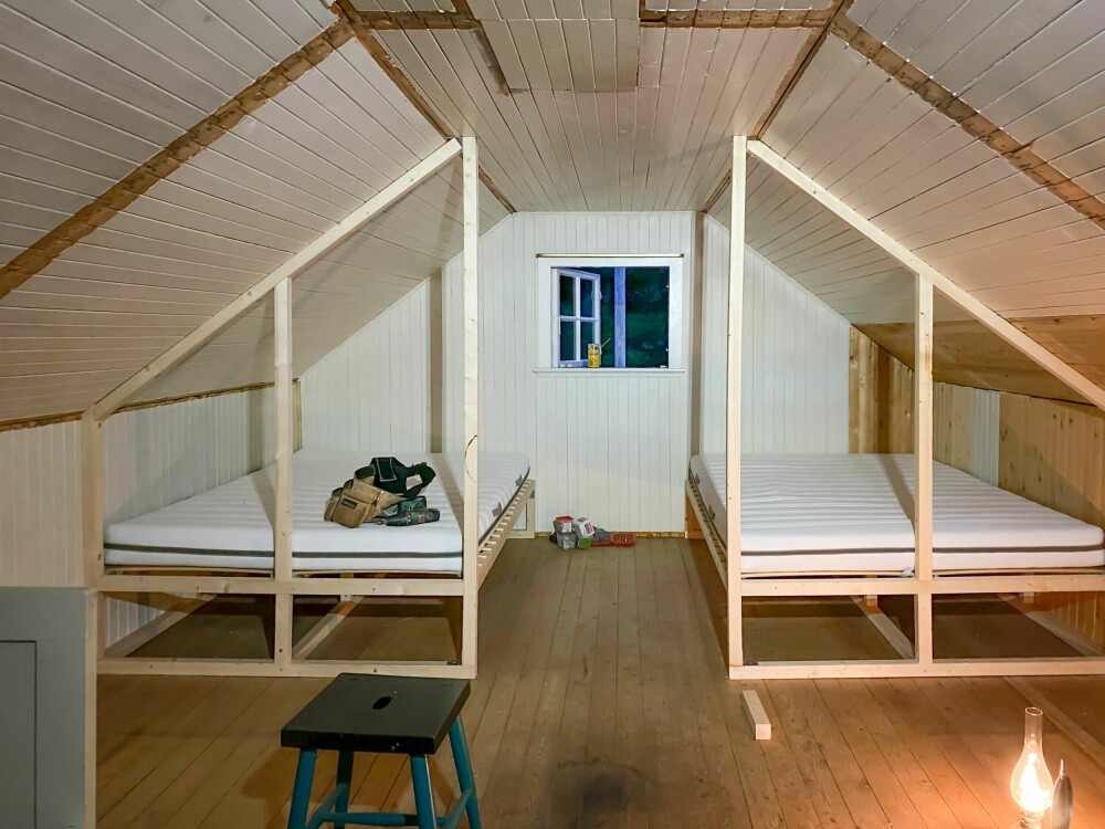 Hyttas eneste soverom, loftet, ble delt inn i tre soveplasser. De to sengebingene snekret Petter selv. Foto: Privat