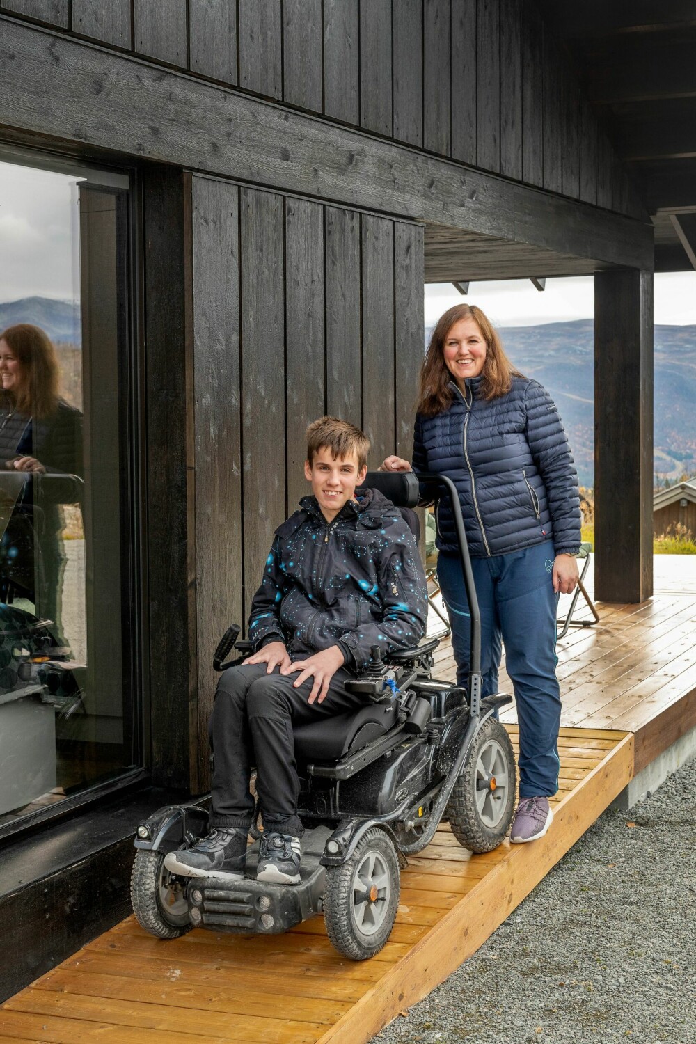 Å ha hytta på ett plan var viktig for at Eirik skal kunne ha tilgang til alle rom. På utsiden er det bygget flere ramper som gjør det enkelt for ham å kjøre ut med rullestolen selv.