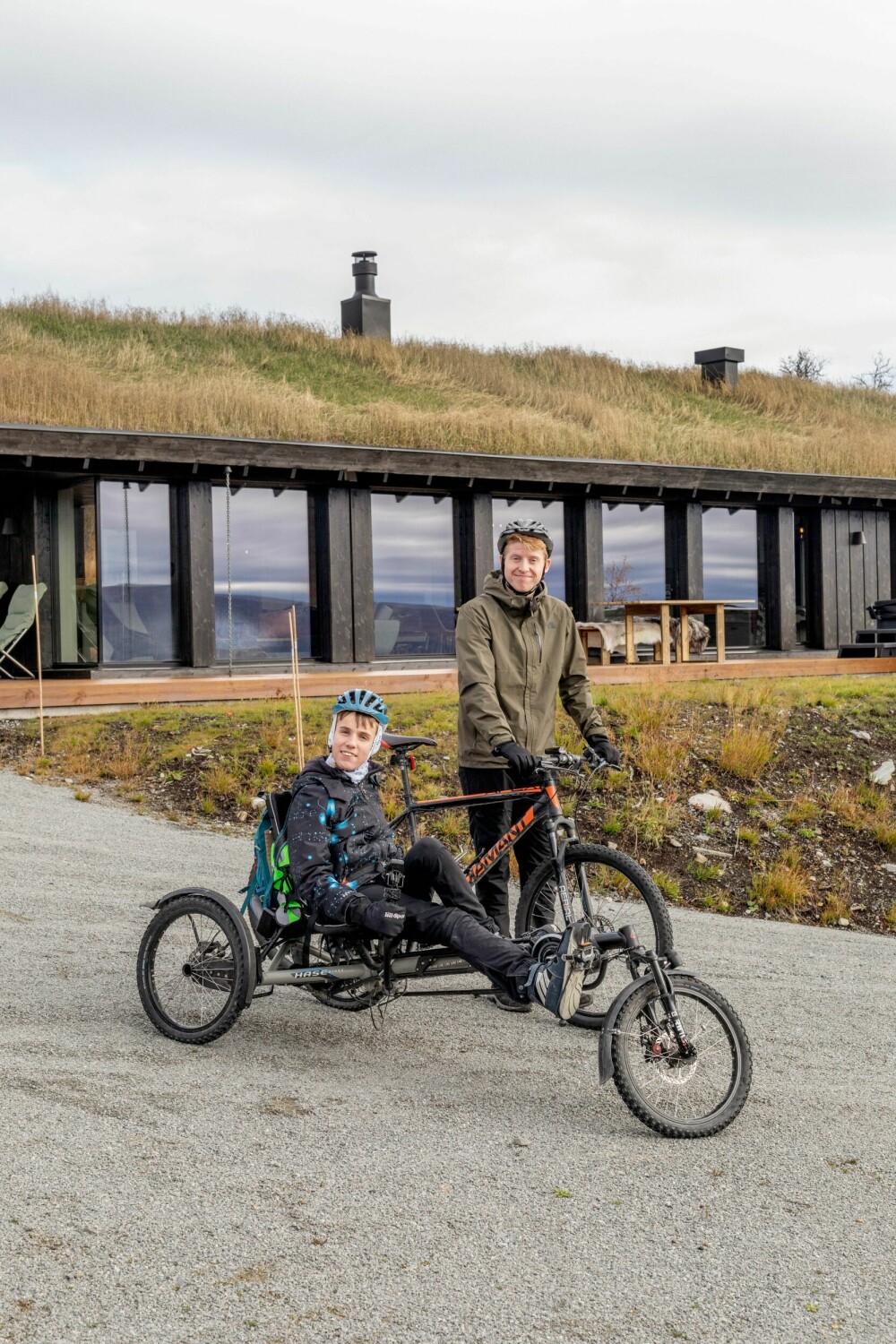 Eirik er klar for sykkeltur med assistent Sigurd Eliassen. Rundt Beitostølen er det mange fine sykkelstier som passer de fartsglade guttene.