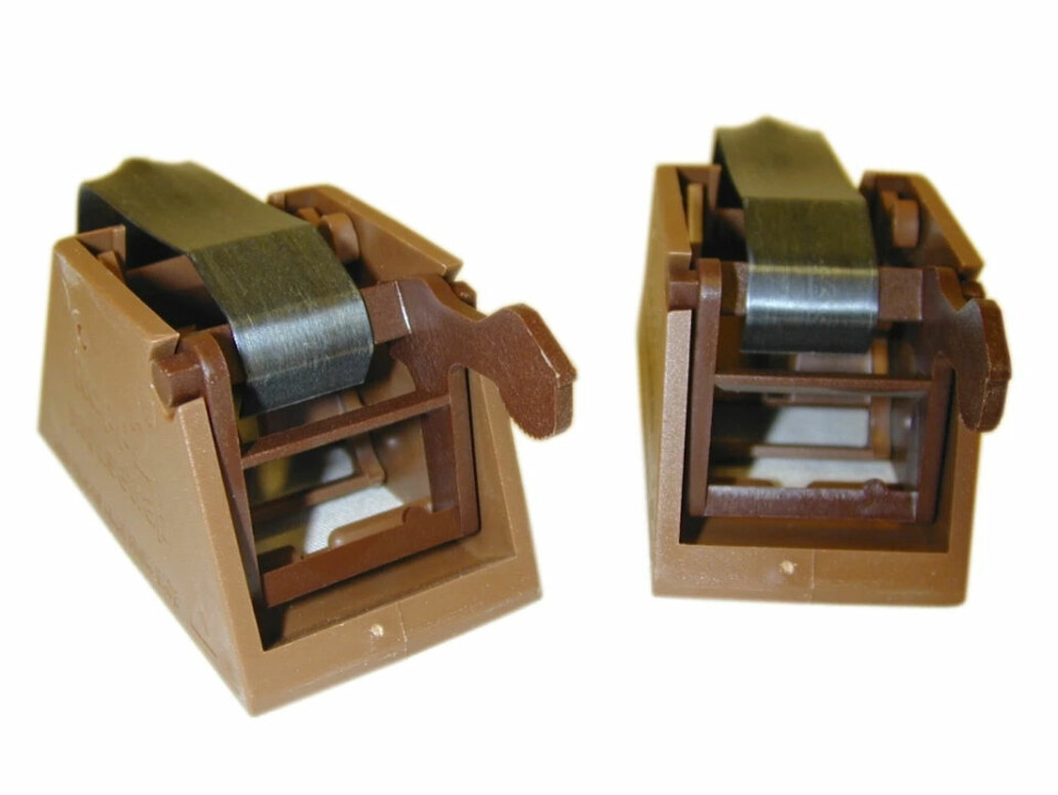 IKKE KOM I KONTAKT MED MUSEN: Disse klappfellene kan tømmes slik at du ikke kommer i kontakt med musen. Fellene har en åpen bunn. Da kan åtet legges på et mellomleggspapir og fellen settes oppå.