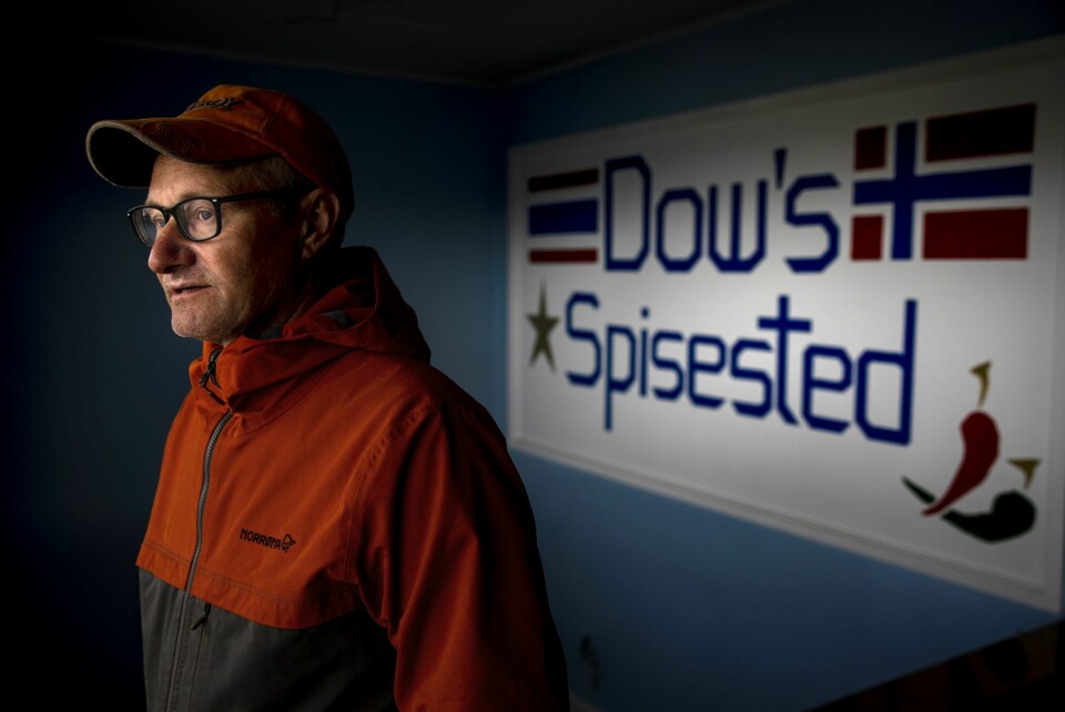 RESTAURANTEN: Tom Hardy kikker ut av vinduet i andre etasje på det som engang var Dow’s spisested, Thairestauranten som ble etablert etter at sexhandelen opphørte.