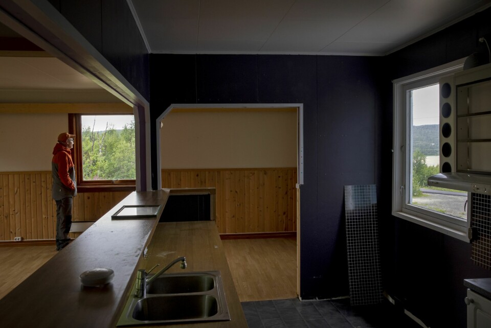 LEILIGHETEN: Tom Hardy inne i leiligheten der til og med kjøkkenet var innredet med madrass.