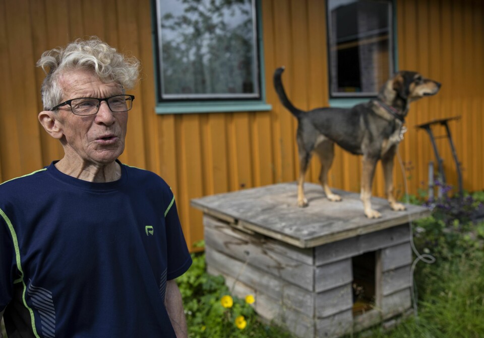 RYSTET: Anders Porsanger (87) har siden 1970-tallet hatt hus i Skiippagurra. Den tidligere rektoren er opptatt av hvordan bygda slo tilbake mot bordellvirksomheten i bygda.
