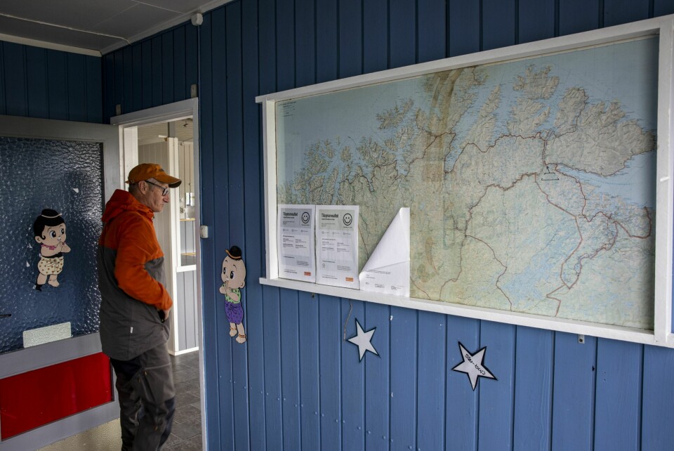 FORHATT OG FORLATT: Tom kikker inn døra på andre etasje i det gamle bygget der sexsalget florerte i årene etter Sovjetunionens oppløsning og jernteppets fall.