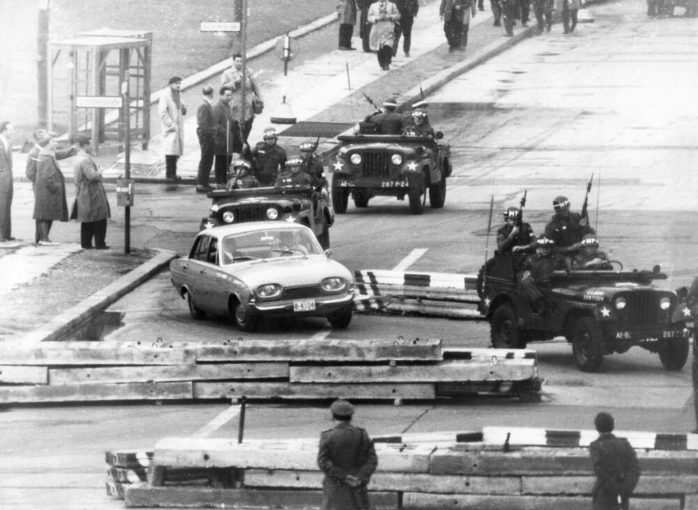 <b>MARKERING:</b> Amerikanerne sendte diplomater over grensen til Øst-Berlin ved Checkpoint Charlie med væpnet eskorte for å markere overfor Sovjet. 