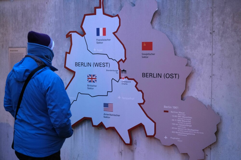 <b>ETT AV TRE:</b> Tre steder var kryssing mellom Vest- og Øst-Tyskland mulig. Checkpoint Charlie var det eneste midt i Berlin. I dag er stedet en turistattraksjon og museum.