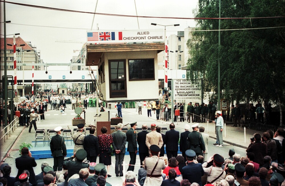<b>ALT GIKK BRA:</b> … Trodde man. I juni 1990 ble den siste vaktbua på Checkpoint Charlie flyttet på museum. <br/>En varm vind av sameksistens og samarbeid hadde nådd grenseovergangen. 