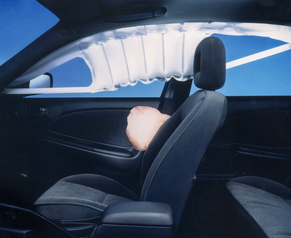 <b>SIKKERHET:</b> For 25 år siden ble sikkerhet virkelig satt på agendaen. Avensis kunne skilte med beskyttelse ved side­-<br/>kollisjon. 