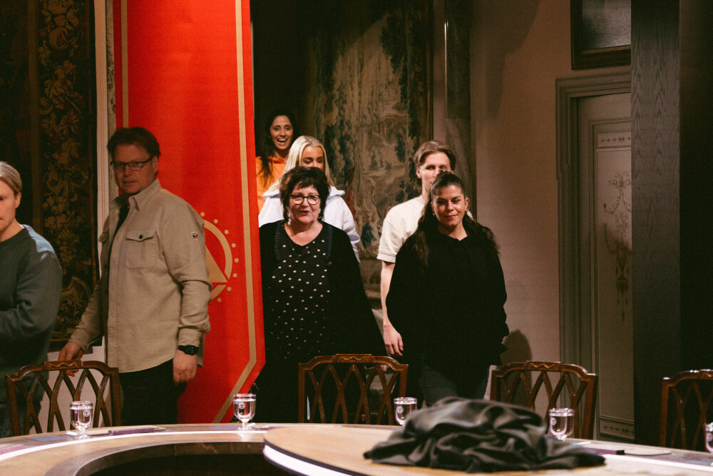 <b>«FORRÆDER»: </b>Anne og spillerne på vei inn i salen hvor de stemmer ut spillerne de tror er en forræder. Her sammen med Jørn Lier Horst (t.v.) og Kristin Gjelsvik (t.h).