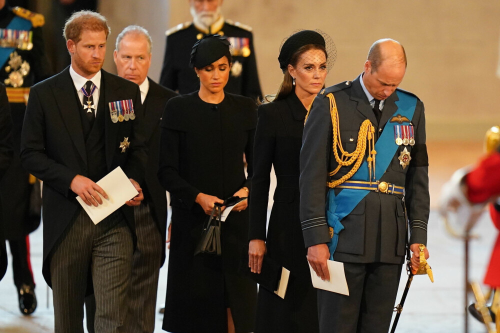 <b>KRITISERT: </b>Selv etter dronning Elizabeths begravelse, fikk Harry og Meghan mange ukvemsord i sosiale medier. Her sammen med prinsesse Kate og prins William.