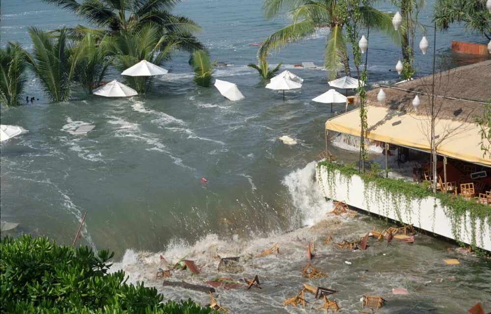 <b>FLODBØLGEKATASTROFE:</b> Et enormt jordskjelv utløste tsunamien 2. juledag i 2004. Slik så det ut i Phuket i Thailand etter flodbølgen. Jannes familie måtte flykte for livet. 