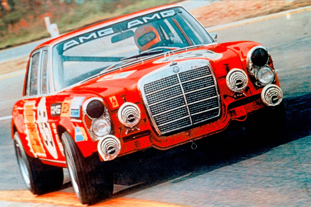 <b>ROTE SAU:</b> Mercedes 300 SEL 6.8 AMG på Spa i 1971. 