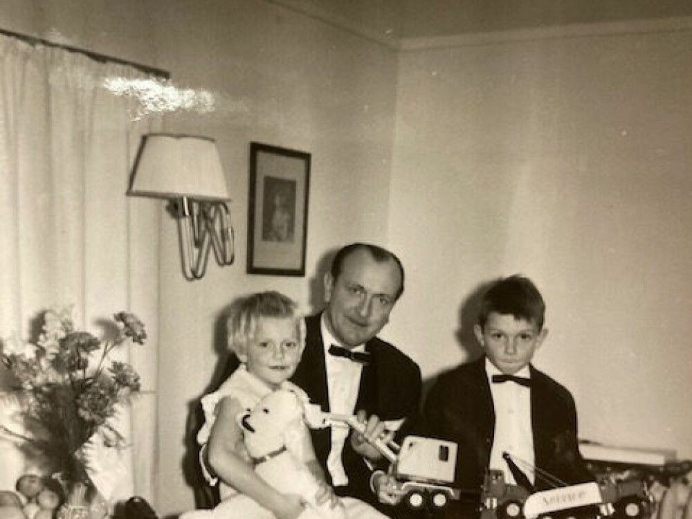 <b>FAMILIEMANN:</b> På et av fotoene ser vi Finn Thofte som kjærlig familiemann med Manni og Marie som barn.