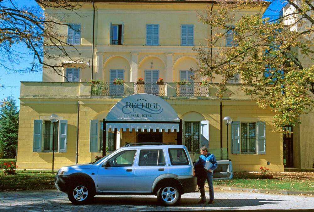 <b>PÅ LANGTEST:</b> Høsten 1998 kjørte Vi Menn en Freelander 11 000 km på langtest. Da sto blant annet reportasjetur til Italia på programmet. Her på vei ut av hotellet i Modena før besøk hos Maserati.