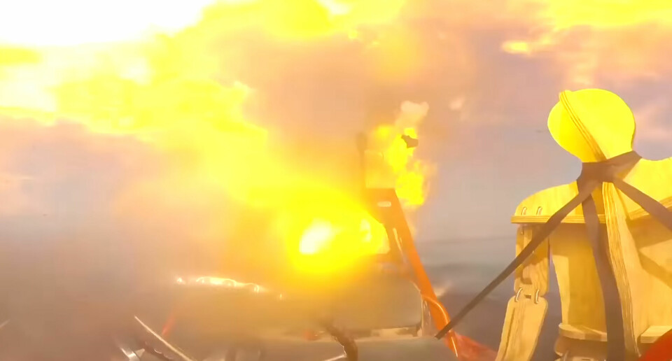 KIRURGISK PRESISJON: Her blir motoren på den simulerte angreps-RIBen stekt i filler på brøkdelen av et sekund under en laserskytetest i 2014.