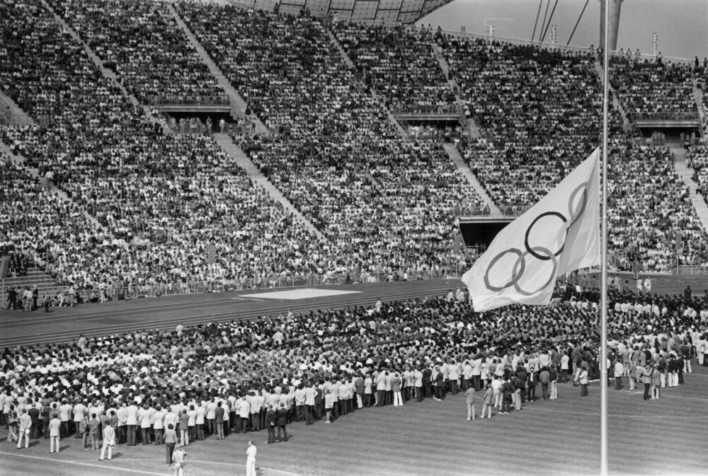 <b>OL-SORG:</b> Olympiastadion i München ble fylt av sørgende OL-deltagere etter massakren midt under lekene i 1972. 2. september vant Leif Jensen (innfelt) gull. Én av de drepte, David Berger (innfelt), var nordmannens venn og konkurrent i lett-tungvekt-klassen i OL.
