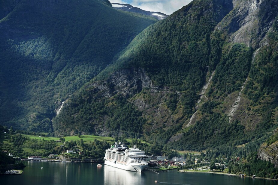<b>LIGGETID:</b> Flåm i Aurland kommune er Norges 10. største cruisehavn. Her både lovprises og forbannes kjempeskipene og deres passasjerer. Kommunen har satt et tak på 5000 cruiseturister per dag. Derfor er antallet turister færre enn i toppåret 2013.