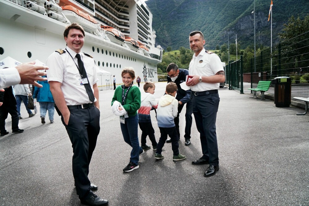 <b>TETT KONTAKT:</b> Mikkel Tokvam (t.v.) er havnesjef i Flåm. Antonio Castellano er hotelldirektør på cruiseskipet, men bosatt i Flåm når han ikke er på sjøen. Her traff han sin kone i 2010. Hver torsdag i sommer har han truffet barna Asia, Lukas og Filip på gjennomreise.
