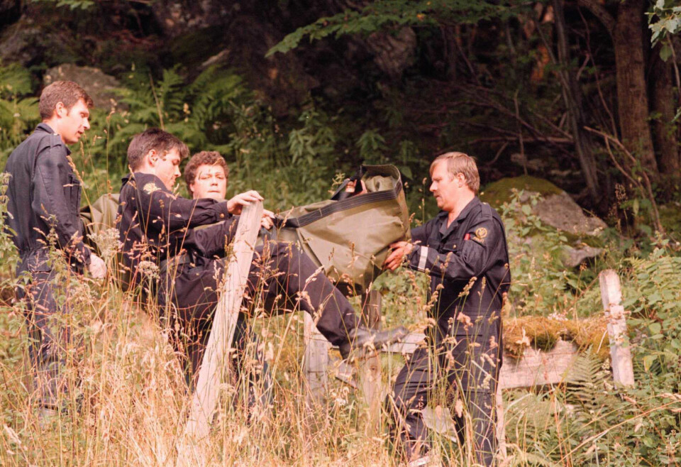 FORSPRANG: 11 dager gikk det fra Trude Espås ble meldt savnet til hun ble funnet drept i Geiranger. Hun ble gjemt godt fordi gjerningsmannen ikke hadde muligheter til å stikke av, og drapet derfor måtte skjules lengst mulig, mente politiet. Nummer tre fra venstre at dem som bærer Trude ut fra åstedet er Asbjørn Hansen fra Kripos som ledet etterforskningen.