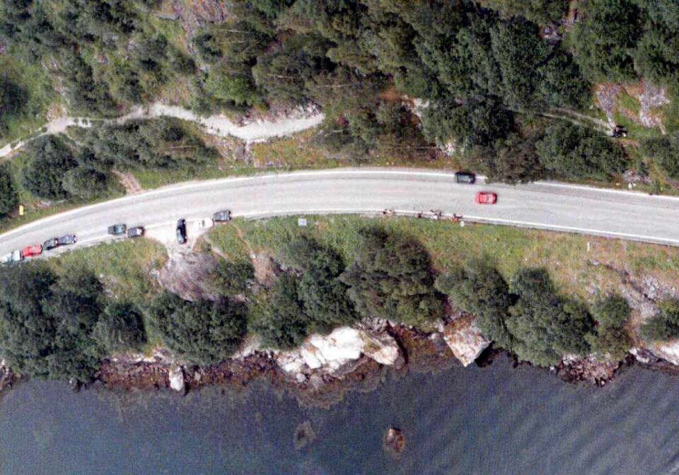 SIST SETT: På utkikkssteinen ved riksveien til venstre i bilde ble Trude Espås sist sett i live ved 17.30-tiden, 8. august 1996. To dager senere ble hennes veske og bok funnet på steinen etter at letemannskaper allerede hadde vært på stedet og konstatert at det ikke var noe der.