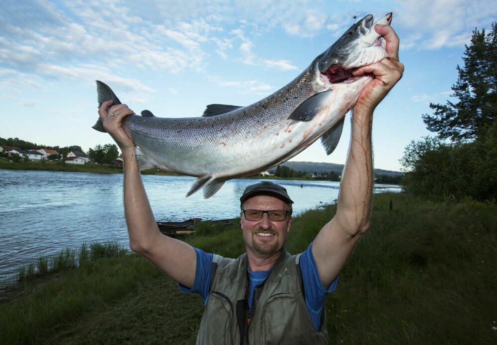 <b>GLA'LAKS:</b> Så glad ble laksefisker Jon Mjølberg da han plukket en laks på 8,4 kilo ut av Hellefossen i Hokksund.
