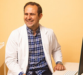 Reza Sohrabi er spesialist i hudsykdommer, og medisinsk ansvarlig hudlege for Dr Dropin.