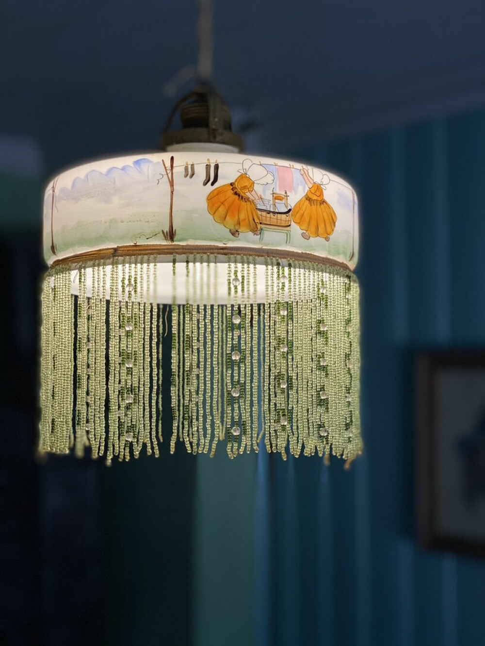 LAMPE: Ei gammel barneromslampe med frynser og eventyrmotiv.