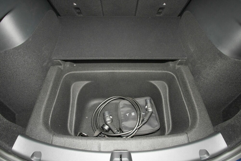 <b>MYE ROM:</b> Stort bagasjerom, svært rom under gulvet og lasteplass foran gjør Model Y til en fleksibel familiebil. 