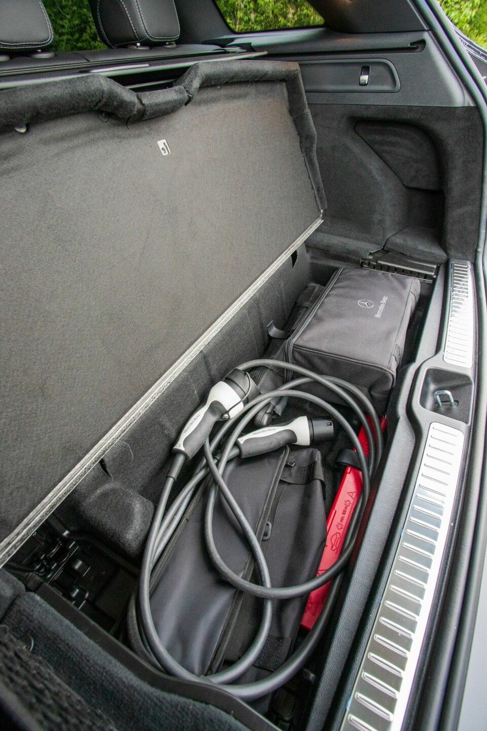 MINST: Med snaut 400 liter er bagasjerommet sånn akkurat passe i Mercedes. Da er det bra at ladekablene får eget rom.