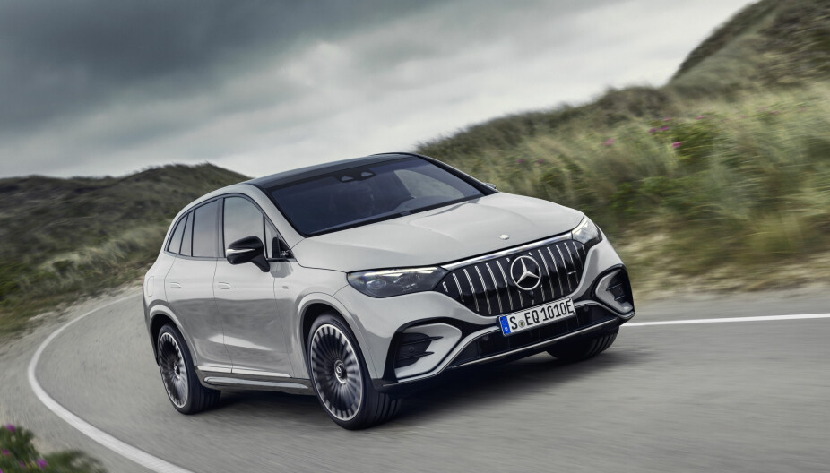 AMG: Med AMG Dynamic Plus-pakke skal toppmodellen EQE 53 4Matic+ ha en toppfart på 240 km/t og et dreiemoment på 1000 Nm. Istedenfor å bruke konvensjonell krengningsstabilisator, kompenserer EQE 53 chassisbevegelsene elektromekanisk. AMG: Med AMG Dynamic Plus-pakke skal toppmodellen EQE 53 4Matic+ ha en toppfart på 240 km/t og et dreiemoment på 1000 Nm. Istedenfor å bruke konvensjonell krengningsstabilisator, kompenserer EQE 53 chassisbevegelsene elektromekanisk.