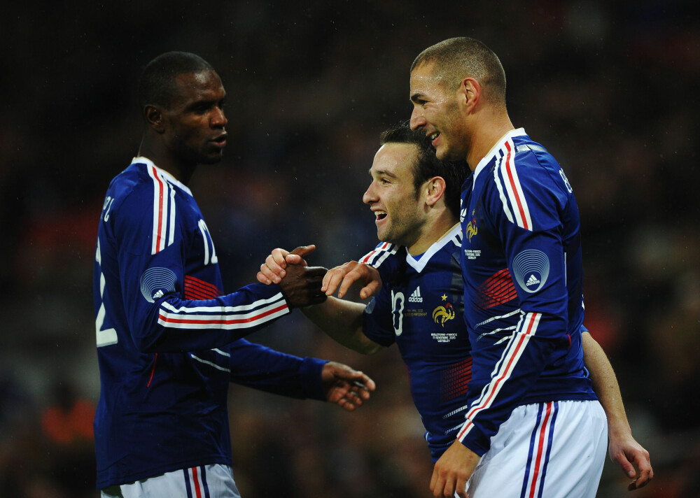 <b>I SKANDALENS SENTRUM:</b> Karim Benzema med en arm rundt Mathias Valbuena under en landskamp i 2010. Siden havnet de i en pikant skandale. Eric Abidal til venstre. 