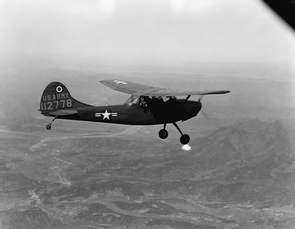 <b>SKUTT NED:</b> Cessna L-19 Bird Dog var et spinkelt obser­vasjons­fly. 