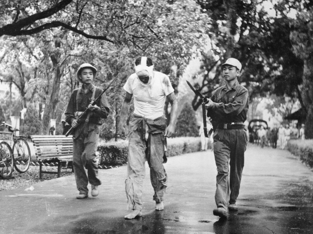 <b>PROPAGANDA:</b> Særlig tilfange­tatte ameri­kan­ske piloter ble brukt for alt de var verdt i den komm­unistiske propagandaen. Her blir James Lindberg Hughes paradert gjen­nom Hanoi i 1967. Han ble løslatt i mars 1973. 