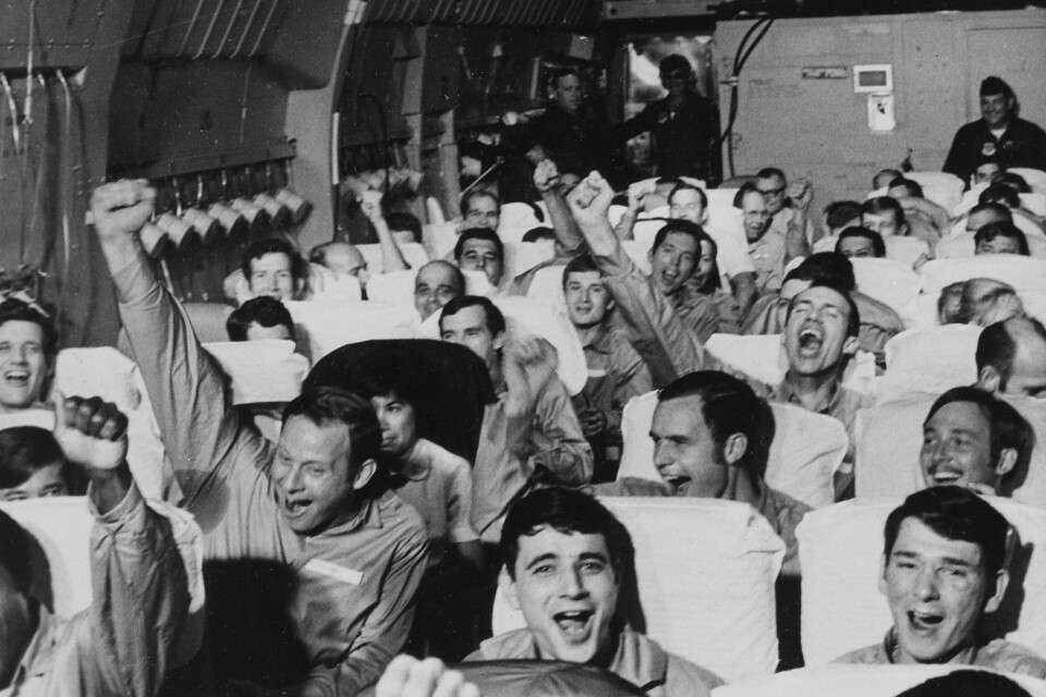 PÅ VEI HJEM: Amerikanske soldater jubler for friheten etter å ha blitt satt fri i 1973 som følge av Parisavtalen (Paris Peace Accords).