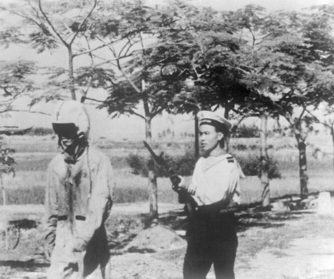 <b>FØRT BORT:</b> Dette bildet fra en japansk doku­mentar­film viser den amerikanske piloten Everett Alvarez Jr. som blir ført bort av en nordvietnamesisk marine­soldat. Alvarez var den første amerikanske piloten som ble krigsfange i Nord-Vietnam. 