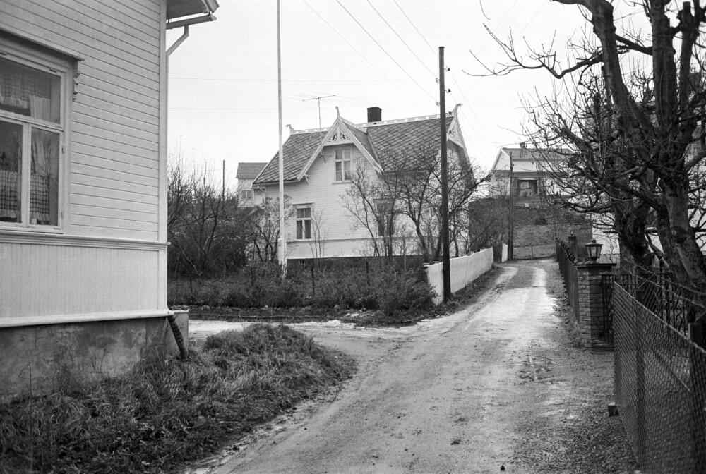 <b>PANTEOBJEKT:</b> Huset i Presthusvegen på Ranheim i Trondheim tilhørte den pensjonerte tollbetjenten Kristian Karlsen. Hit flyttet ekteparet Alfhild og Ottar Karlsen og deres to barn i 1950. Her ble to mann forgiftet, mens huset ble stilt som pant for billån med forfalskede underskrifter.