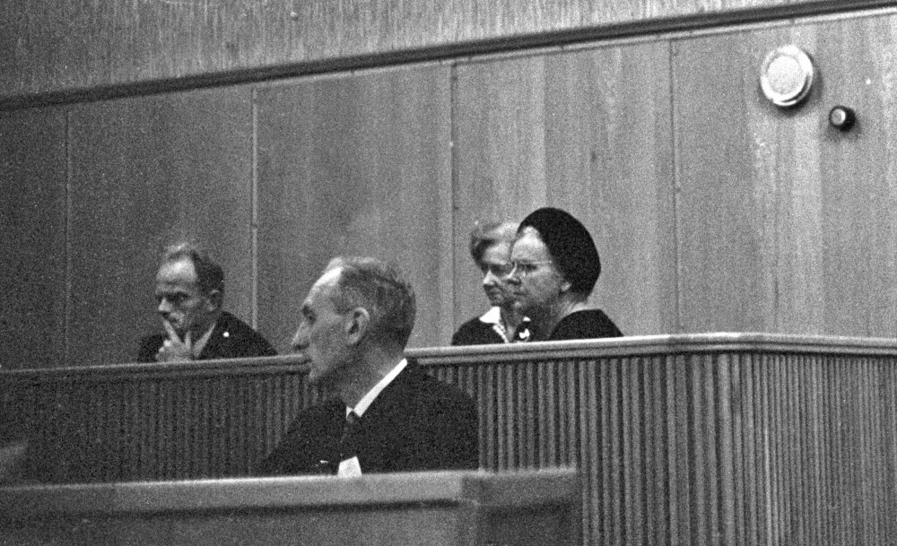 <b>FØLELSESUTBRUDD:</b> Alfhild Karlsen på tiltalebenken for andre gang på et halvt år, høsten 1964. Ropende bedyret hun sin uskyld i så vel sin manns som sin svigerfars plutselige død.
