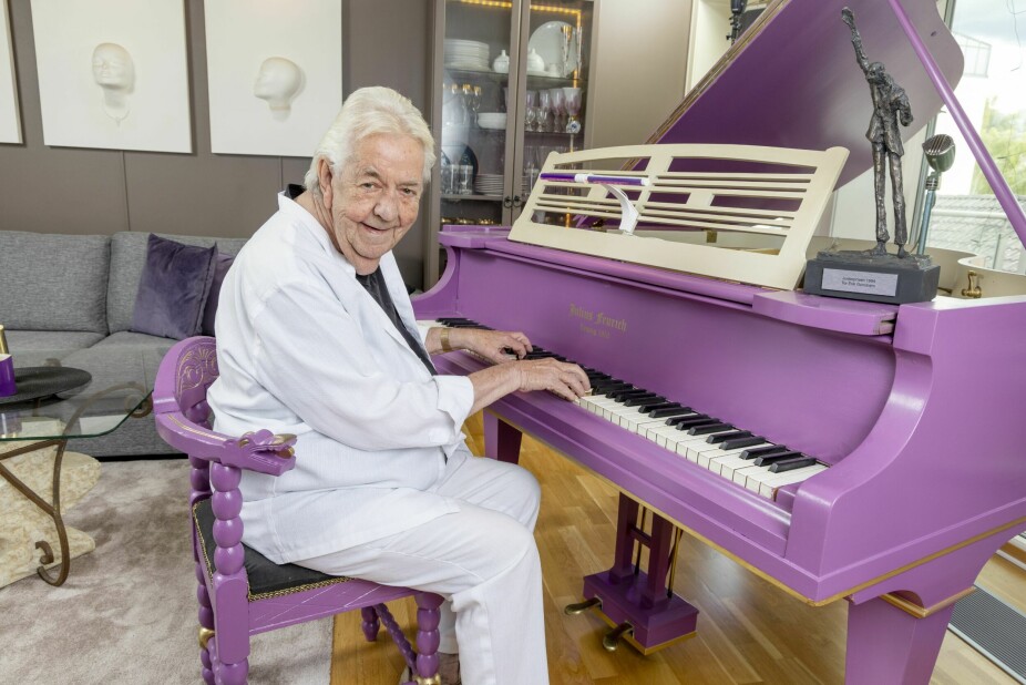 <b>MUSIKER: </b>I Tor Eriks leilighet i Skien har et fargerikt piano fått hedersplassen. Det har han selv malt fra hvitt til lilla.
